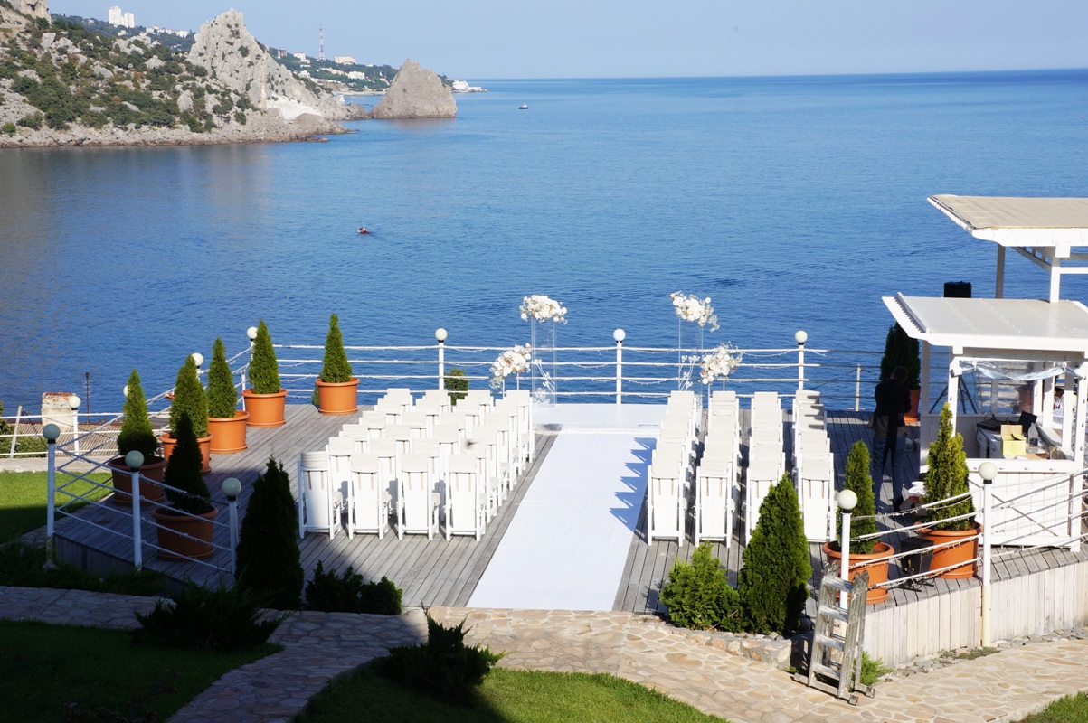 Свадьба в Крыму на берегу моря на террасе отеля «Александрия»