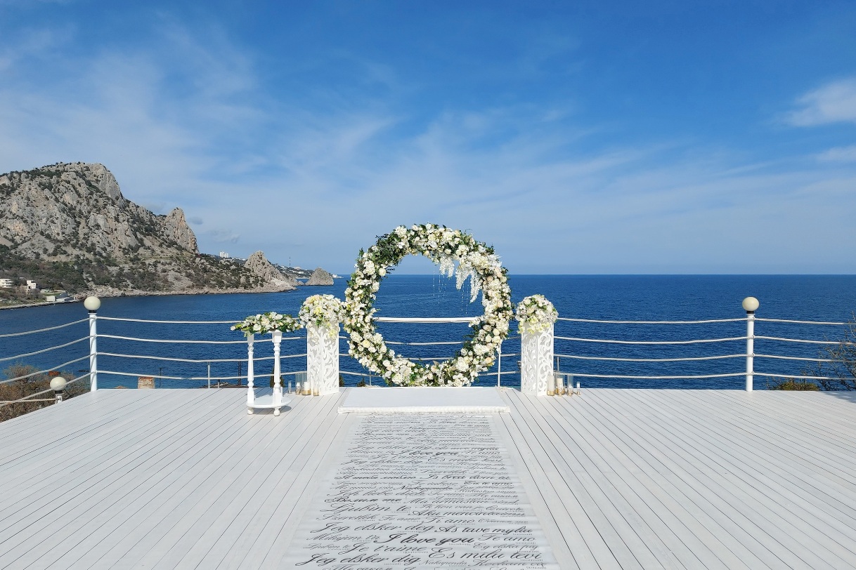 Оформление террасы для свадьбы в отеле Крыма